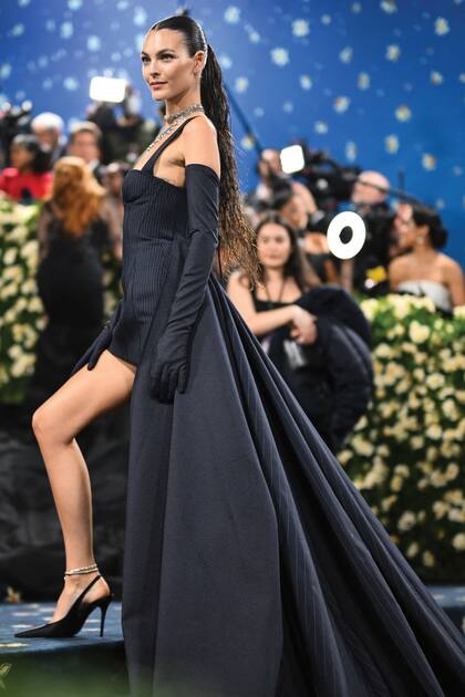 La novia de Leonardo DiCaprio, Vittoria Ceretti, fue una de las primeras en desfilar la alfombra roja.
La modelo italiana eligió un minivestido con cola y guantes largos firmado por Edward Enniful para
Moncler.