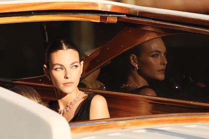 La novia de Leonardo DiCaprio,
Vittoria Ceretti, a bordo de un taxi acuático
tras salir del hotel Gritti Palace. Para la
ocasión, eligió un diseño escote en V que
combinó con una deslumbrante gargantilla
de diamantes y pendientes estilo botón.