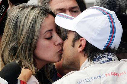 La novia de Massa lo premió con un cariñoso beso