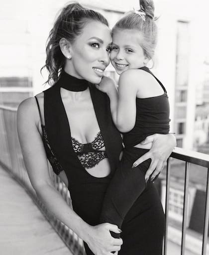 La novia del actor junto a su hija Eva, fruto de su matrimonio con el magnate ruso Dmitry Tsvetkov.
