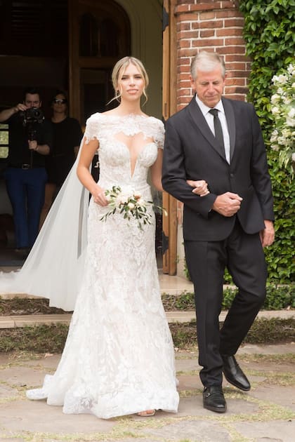 La novia del brazo de su padre, Alejandro, rumbo al altar. "Ahí empecé a llorar y no paré más", cuenta Coni.