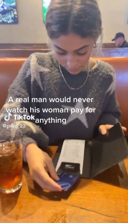 La novia del tiktoker pagó la cuenta del restaurante y se volvió viral