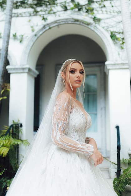La novia deslumbró con un traje de alta costura con escote corazón y falda bordada con cristales, del diseñador libanés Zuhair Murad. Lo complementó con una diadema, también de cristales, a la que se sujetaba el largo velo.