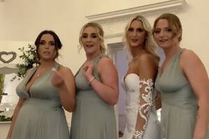 La novia eligió un vestido con un peculiar escote que llamó la atención de la comunidad virtual