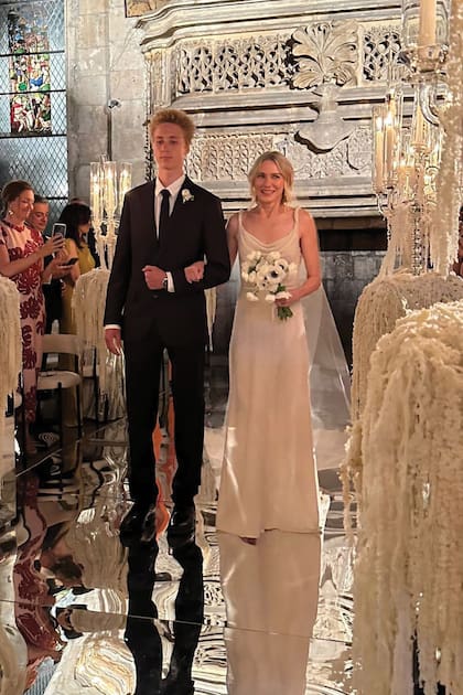 La novia entró a la capilla del brazo de su hijo mayor, Sasha.