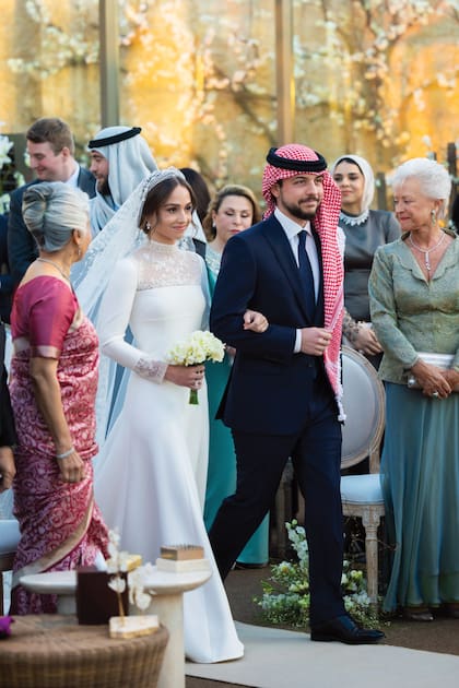 La novia entró del brazo de su hermano, el príncipe heredero Hussein, que acompañó su traje con un hatta, el pañuelo palestino rojo y blanco que es un símbolo de identidad regional.