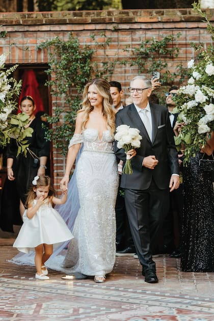La novia entró del brazo de su
padre, Roberto, y
acompañada por su
hija Arianna, quien
lució un vestido de
La Blancherie. “Entrar
con Ari fue para mí
una de las postales
más lindas de la
ceremonia”, cuenta
Stephanie