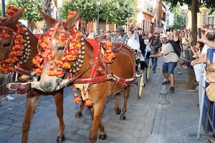 La novia había llegado a la iglesia junto con su padre en un carruaje de Sevilla tirado por caballos llamado La Duquesita. Al finalizar la ceremonia, los recién casados partieron juntos en ese mismo vehículo