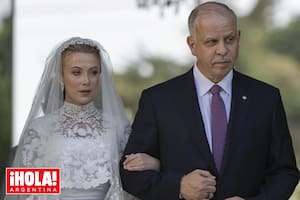 La novia ingresa del brazo de su padre.