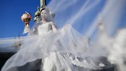 La novia Jiachun Lin, posa para una fotografía de la pre-boda en el puente de Westminster en Londres, Gran Bretaña