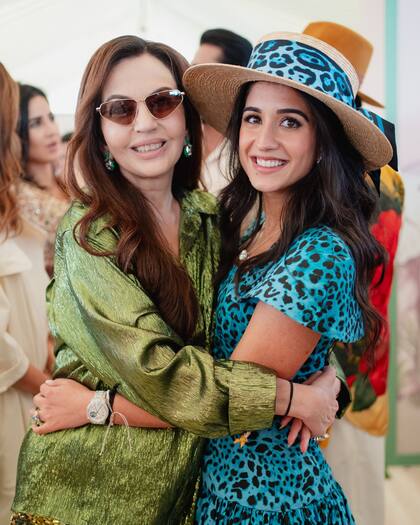 La novia junto a su futura suegra, Nita.