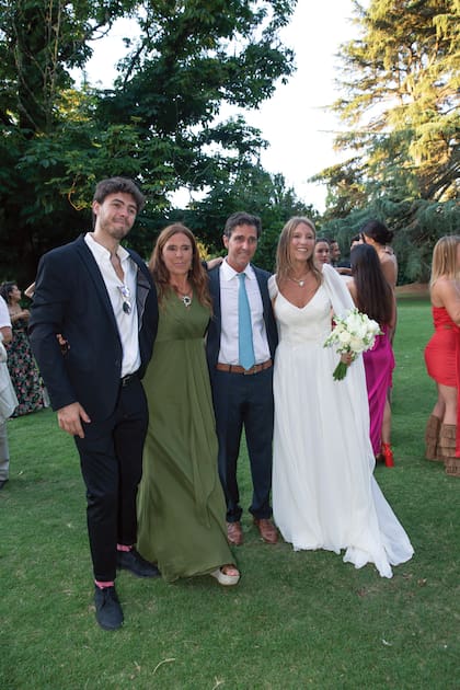 La novia junto a su hermano, Santino Caffarone, su madre, Malena Braun Blaquier, y la pareja de ella, Guido Forcieri.