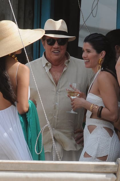 La novia junto a su suegro, Alberto Roemmers.