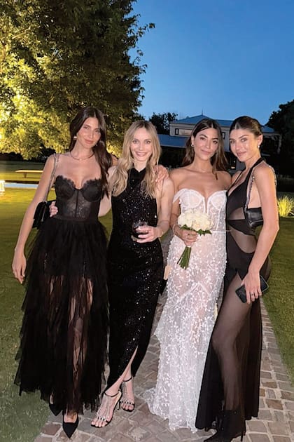 La novia junto a sus amigas modelos Giuliana Caramuto, Julieta Miquelarena y Sofía Santamaría.