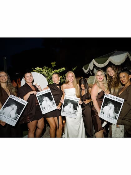 La novia junto a sus damas de honor, vestidas en color chocolate. Los detalles: carteles con una foto de los recién casados que simulaban ser una tapa del diario The New York Times, y sombrillas chinas
Fotos: @mauriciogaray_