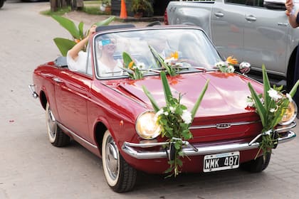 La novia llegó a bordo de un Fiat 800 Spider convertible, que le prestó una amiga.