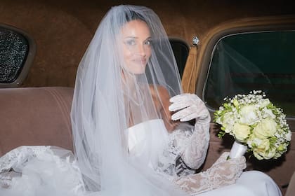 La novia llegó a la ceremonia en un auto antiguo.