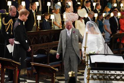 La novia llegó al altar del brazo de su suegro, el príncipe Carlos