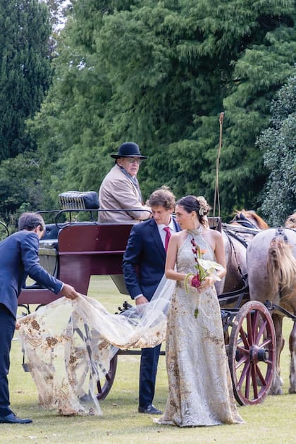 La novia llegó en un sulky e impactó con su espectacular traje firmado por Anushka Elliot (de encaje con toques dorado viejo), que llevó un año de trabajo.