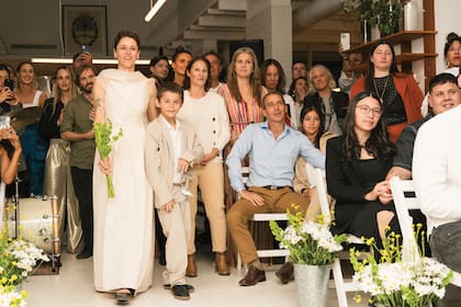 La novia llegó escoltada por
su hijo Lolo, quien vistió un
traje beige con camisa blanca. Completó su look con un ramo de
calas tubo verdes y moluccellas.