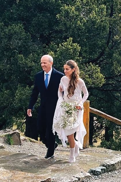 La novia, Maggie Zorraquín Anchorena, llega a la capilla San Eduardo del brazo de su padre, el empresario Federico Zorraquín Vigil.