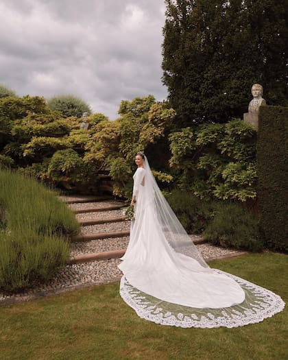 La novia posa con su fabuloso vestido en los jardines de Eton Hall.