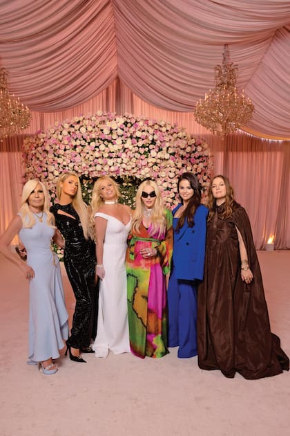 La novia posa con sus amigas: Donatella Versace, Paris Hilton, Madonna, Selena Gómez y Drew Barrymore. 