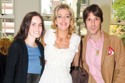 La novia posa junto a Juan Cruz Bordeu e Ileana González, que eligió un outfit de Blackmamba y mocasines de Mishka