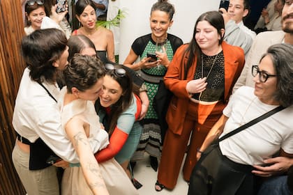La novia recibe el abrazo incondicional de su amiga, Bárbara Biolcati y de sus más íntimas.