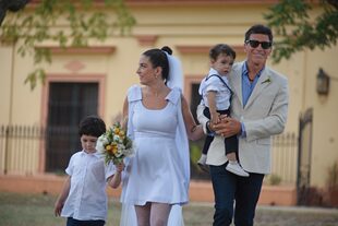 La novia sale rumbo al altar acompañada de su papá Nicolás y sus chicos. “Entrar con ellos era mi sueño”, expresó.