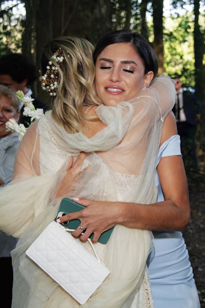 La novia se abraza con Sol Mergherian, su íntima amiga y novia del Puma Marcos Kremer.
