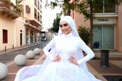 La novia sonríe a la cámara segundos antes de que la explosión producida en la zona del puerto sacuda a toda la ciudad de Beirut