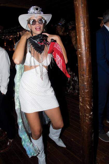La novia, una divertida cowgirl, durante el carnaval carioca.
