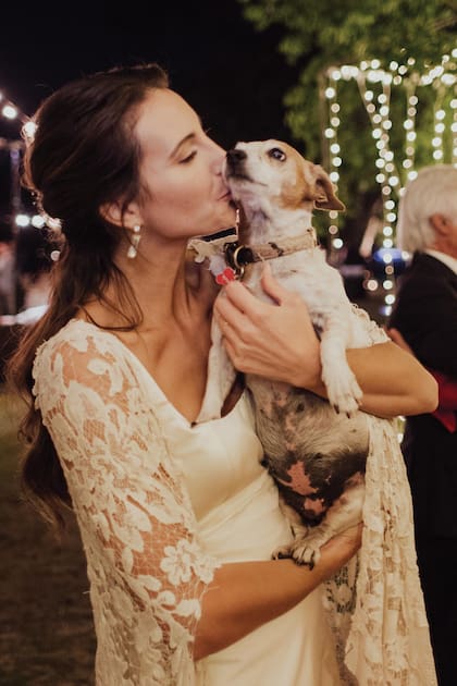 La novia y Mina, la Jack Russell, a pleno en la pista de baile.