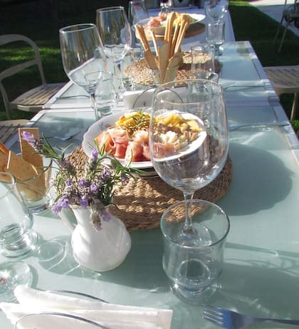 La novia y sus amigas disfrutaron de una picada (Foto: Instagram/@rrociopardo)