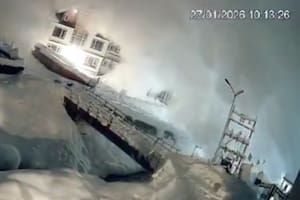 Video: el momento exacto en el que una avalancha se tragó un pueblo en la India