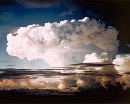 La nube en forma de hongo de la primer prueba de la bomba de hidrógeno, Ivy Mike, 1952
