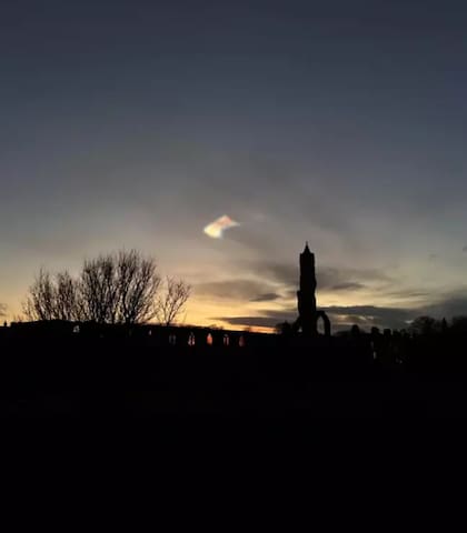 La nube iridiscente es un fenómeno óptico en el que se reflejan colores brillantes del arco iris, como lo son el rojo, naranja, amarillo, verde, azul y violeta.