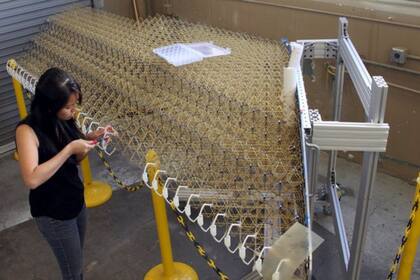 Una versión inicial, ensamblada a mano, del ala, en la que se aprecia el patrón de su diseño