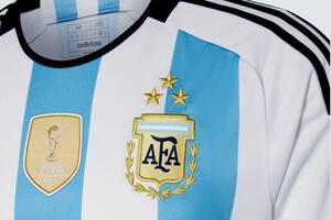 La nueva camiseta de la selección nacional con las tres estrellas doradas salió a la venta pero se agotó enseguida