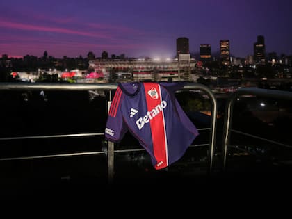 La nueva camiseta de River, que es la segunda alternativa a la tradicional blanca y roja