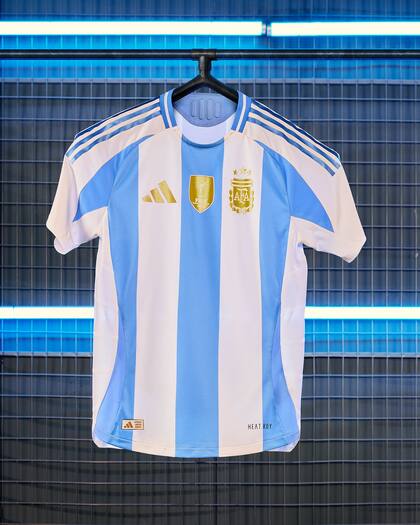 La nueva camiseta titular del seleccionado argentino estará en venta desde este jueves en todo el país; costará entre 79.999 y 124.999 pesos.