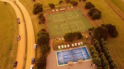 La nueva cancha de pádel junto a las de tenis.