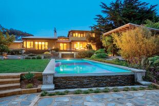 La nueva casa es un poco más chica que la anterior, pero tiene más espacio exterior, donde se encuentran una pileta, un área de spa, un invernadero y el jardín de invierno.