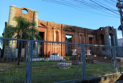 La nueva Catedral prentedió convertirse en el eje de una ciudad que creciera hacia ese lado, pero la obra se abandonó y la capital santafesina tomó otro rumbo urbano