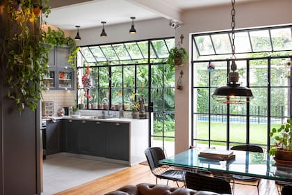 La nueva cocina integrada tiene piso de porcelanato símil cemento alisado sin junta