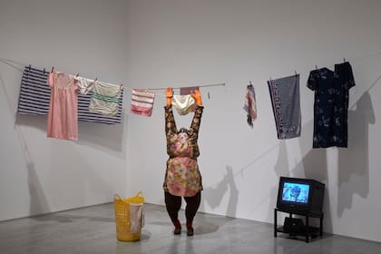 La instalación "Doña Concha", de Marcia Schvartz, se exhibe en el Museo Reina Sofía