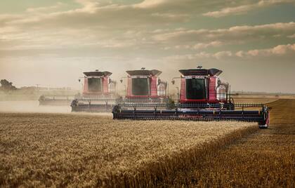 La nueva cosechadora Serie 150 posee una nueva transmisión con cuatro velocidades accionada por un selector eléctrico que facilita el cambio de marchas y aumenta la agilidad operativa con más comodidad