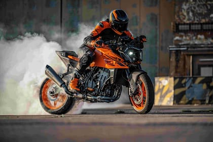 La nueva Duke equipa un bicilíndrico en línea de 947cc, que otorga unos 123 CV a 9500 rpm