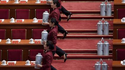 Varias asistentes sirven té en el Congreso